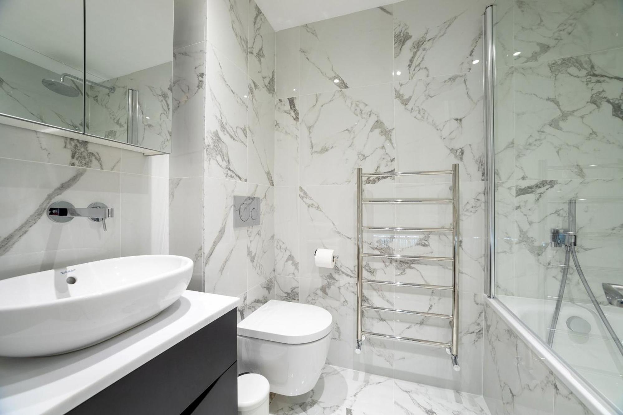 3 Bedroom Flat With Terrace In * Londra