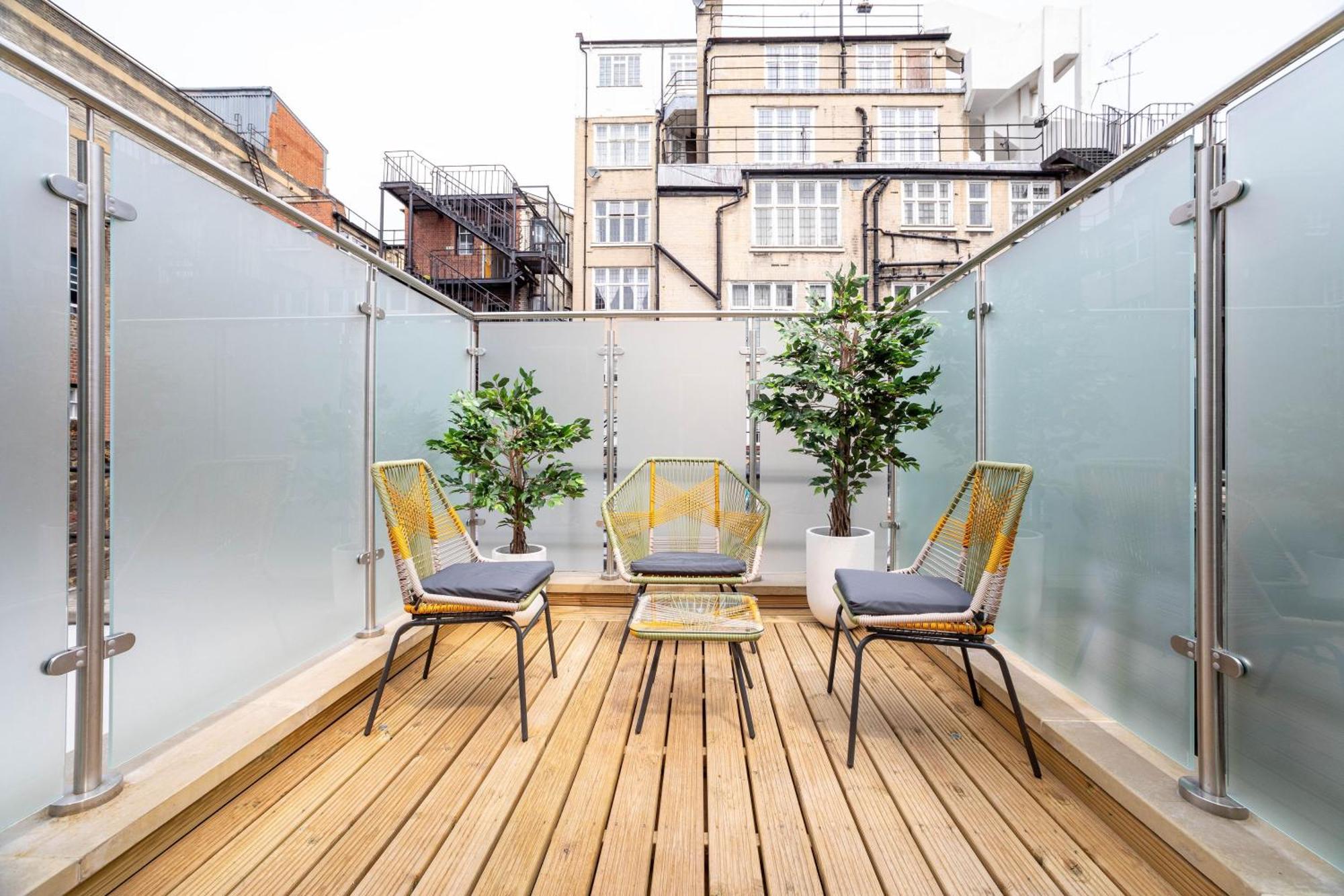 3 Bedroom Flat With Terrace In * Londra