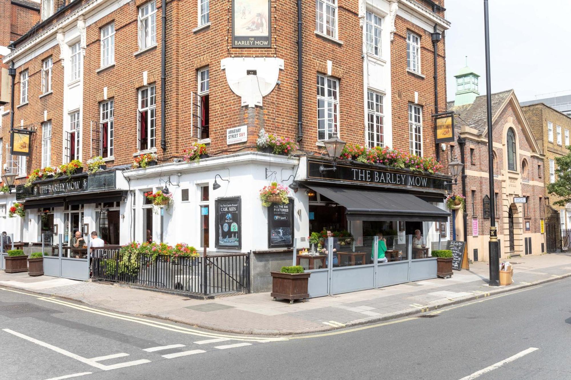 3 Bedroom Flat With Terrace In Londra